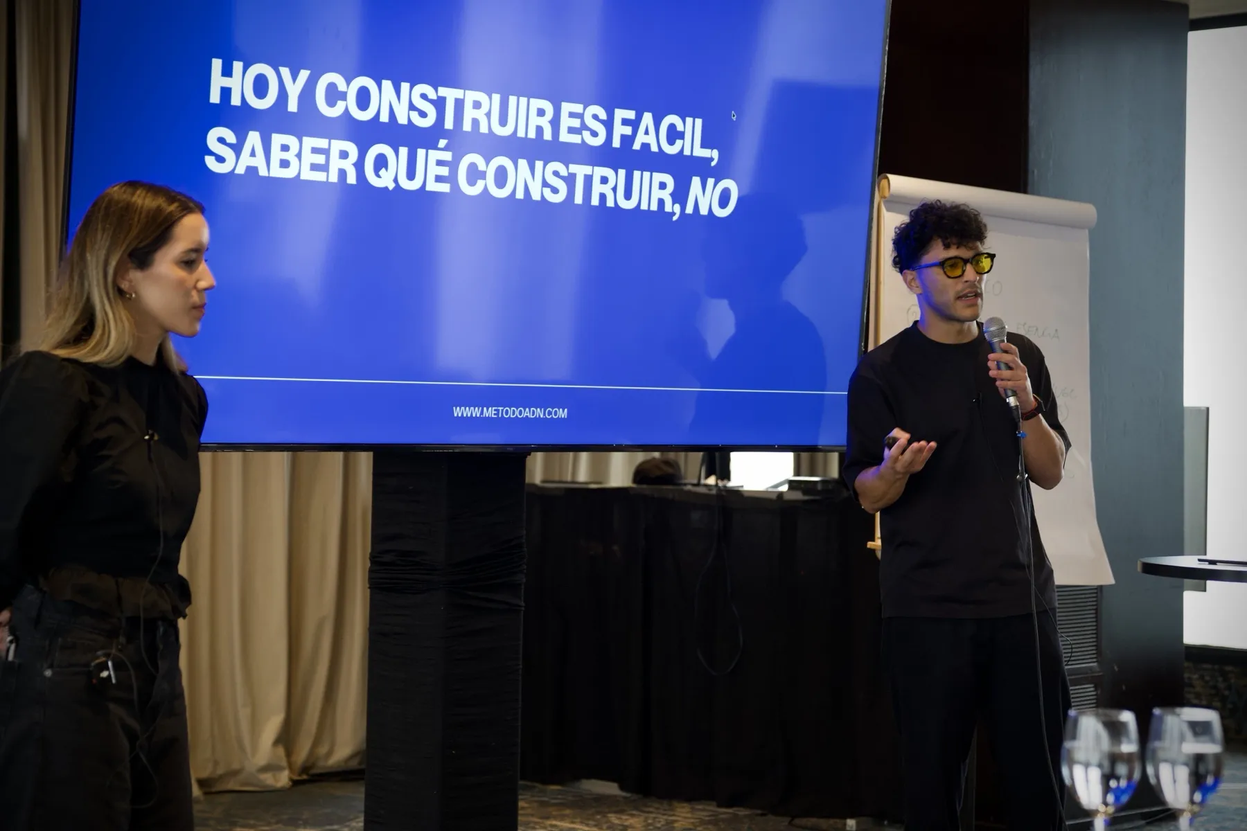 Victor Nava y Rosi Trejo presentando el Método ADN
